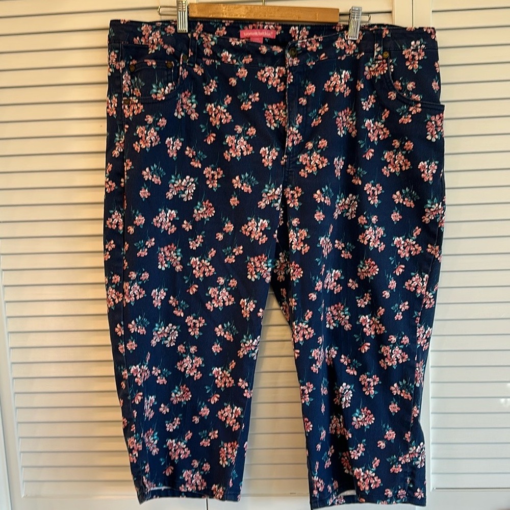 🐧3/$15 or 5/$20 - Natural Woman Floral Capri Pants GUC - Picture 1 of 6